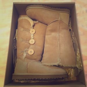 EUC Ugg Bailey button triplet boot size 7
